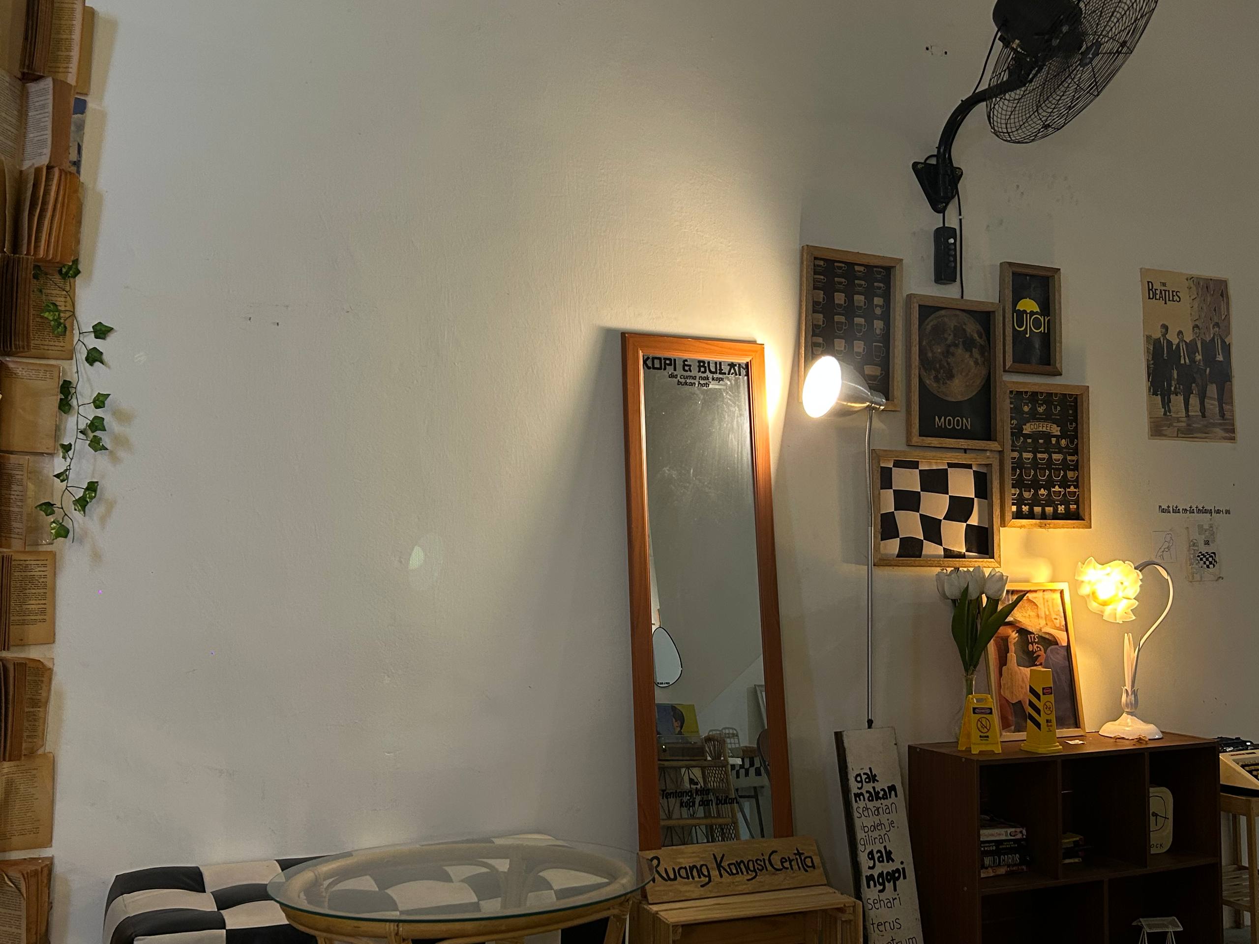 Moon prints, warm lamps and a corner for conversation.