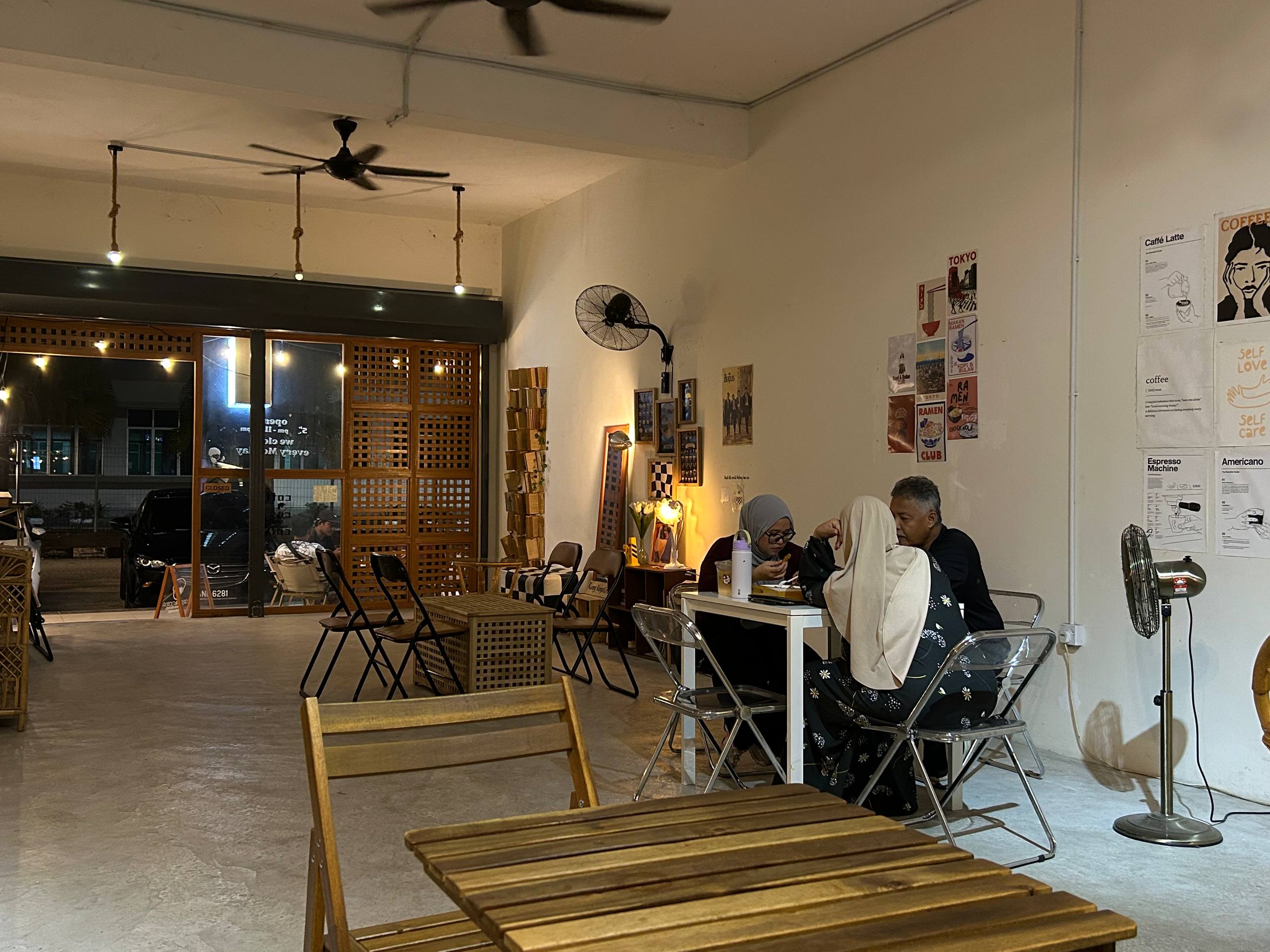 Wooden tables and unhurried evenings.